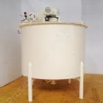~8Te Jacketed Chocolate Tank with Top-Mounted Gate Type Mixer
